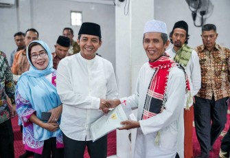 Wamen ATR/BPN Raja Juli Antoni saat memberikan sertipikat tanah wakaf di kota Palembang, Jum'at (1/3)