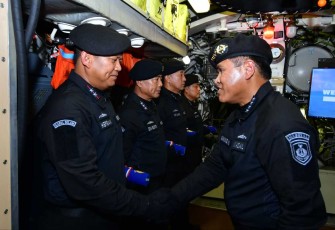 Pangkoarmada III Laksamana Muda TNI Hersan saat menerima Brevet Kehormatan Hiu Kencana dari Kasal Laksamana TNI Muhammad Ali di KRI Alugoro-405, Surabaya, Sabtu (2/3)