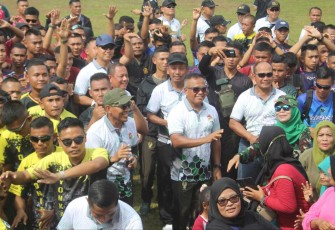 Danmenarmed 2 Kostrad Letkol Arm Siswo Budiarto (pakai topi) saat mendampingi Pangkostrad Letjen TNI Muhammad Saleh Mustafa di lapangan Rampal Kota Malang, Minggu (3/3)