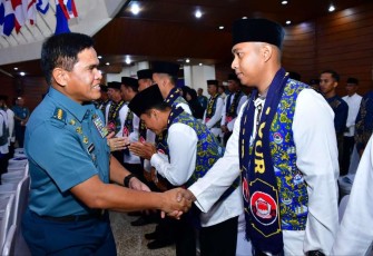 Kasal Laksamana TNI Muhammad Ali saat melepas keberangkatan prajuritnya ibadah umrah, Senin (4/3)