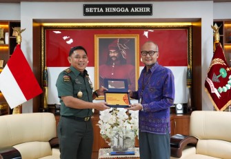 Pangdam XIV Hasanuddin Mayjen TNI Bobby Rinal Makmun saat menerima cenderamata, Senin (4/3)