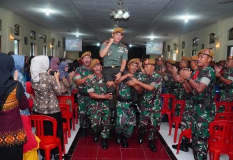 Danpussenarmed Mayjen TNI M Naudi Nurdika saat diarak prajuritnya di Yonarmed 11 Kostrad, Magelang, Senin (4/3)
