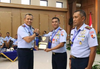 Pangkoopsud I Marsda TNI Mohammad Nurdin saat memberikan cenderamata dalam penutupan Rakernis Koopsud I TA 2024 di Jakarta, Senin (4/3)