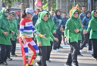 Olah Raga Bersama Anggota Persit KCK Koorcab Rem 081, Selasa (5/3)