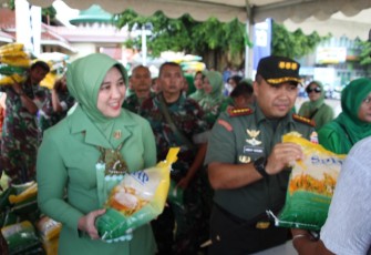 Danrem 071 Wijayakusuma Kolonel Czi Mohammad Andhy Kusuma saat gebyar pasar murah di alun-alun Cilacap, Selasa (5/3)