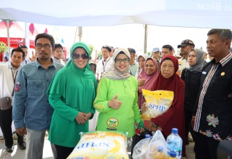 Bupati Blitar Rini Syarifah Saat Meninjau Stan Bazar Gebyar B2SA