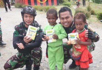Satgas Tri Dharma berikan nutrisi tambahan untuk anak-anak Papua 