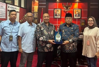 Didampingi Kepala BPJS Ketenagakerjaan Blitar Venina dan Perwakilan BPJS Ketenagakerjaan Jawa Timur, Ketua Dewas BPJS Ketenagakerjaan Muhammad Zuhri Bahri Berikan Cinderamata kepada Walikota Blitar Santoso. (Foto : Faisal NR / Klikwarta.com)