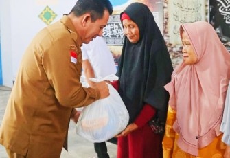 Gubernur Ansar Ahmad Serahkan Bantuan Sembako Untuk Masyarakat Bintan 