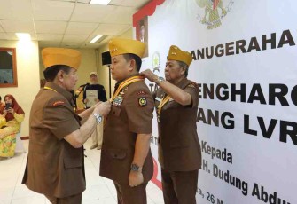 Jenderal TNI Purn Dudung Abdurrahman menerima Tanda Kehormatan Bintang LVRI