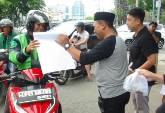 Lurah Sidodadi, Hendra Kurniawan saat memberikan takjil, Jum'at (29/3)