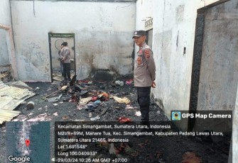 Satu unit Rumah permanen hangus terbakar di Desa Jambu Tonang, Kecamatan Ujung Batu, Kabupaten Padang Lawas Utara (Paluta), jelang sahur, pada Jumat (29/03/2024)