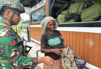 Masyarakat kampung Mamba menerima bantuan baju layak pakai