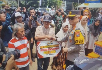 Kapolda Jatim Irjen Pol Imam Sugianto saat memberikan bansos korban gempa Bawean