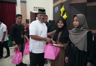 Danrem 121/Abw Brigjen TNI Lukman Arief saat memberikan bingkisan