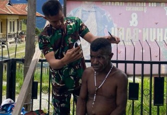Warga senang prajurit Yonif 509/BY pangkas rambut 