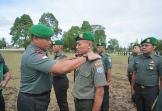 Danrem 121/Abw Brigjen TNI Luqman Arief saat menyematkan kenaikan pangkat prajuritnya, Senin (1/4)