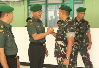Dandim 1001/HSU-BLG Letkol Kav Gunantyo Ady Wiryawan saat mberikannucapan selamat prajuritnya naik pangkat, Senin (1/4)