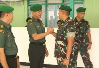Dandim 1001/HSU-BLG Letkol Kav Gunantyo Ady Wiryawan saat mberikannucapan selamat prajuritnya naik pangkat, Senin (1/4)