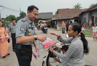 Kalapas Cilegon Yosafat Rizanto saat memberikan takjil, Senin (1/4)