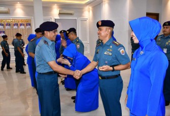Danlantamal VI Makassar Laksamana Pertama TNI Ivan Gatot Prijanto saat memberikan selamat kenaikan pangkat prajuritnya, Senin (1/4)