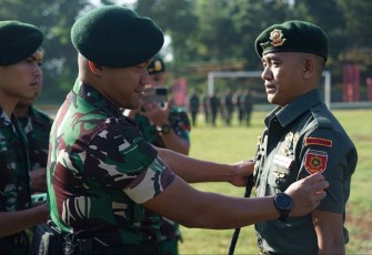 Danyonif PR 330/Tri Dharma Letkol Inf Dedy Pungky Irawanto saat menyematkan kenaikan pangkat prajuritnya, Senin (1/4)