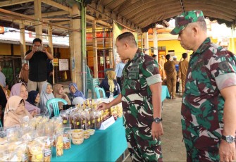 Dandim 1001/HSU-BLG Letkol Kav Gunantyo Ady Wiryawan saat meninjau stand bazar, Selasa (2/4)