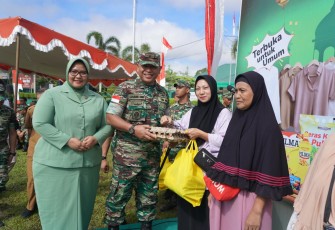 Danrem 121/Abw Brigjen TNI Lukman Arief saat memberikan bingkisan dalam acara bazar, Selasa (2/4)