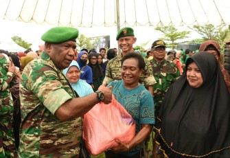 Kasdam XVIII Kasuari Brigjen TNI Yusuf Ragainaga saat memberikan bingkisan, Selasa (2/4)