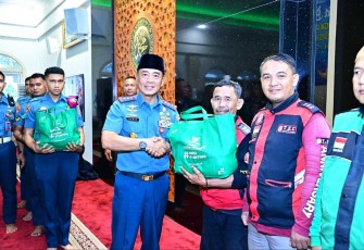 Pangkoarmada RI Laksmana Madya TNI Denih Hendrata saat memberikan bingkisan, Selasa (2/4)