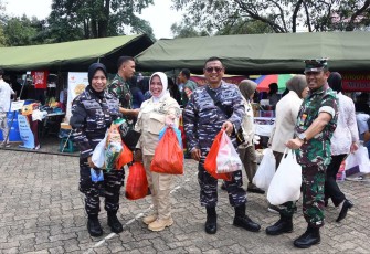 Aksi prajurit Kolinlamil borong sembako di bazar murah, Selasa (2/4)