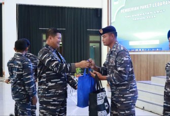 Pangkoarmada III Laksamana Muda TNI Hersan saat memberikan bingkisan lebaran, Rabu (3/4)