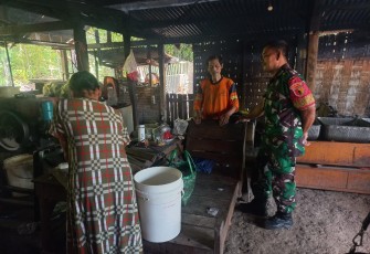 Babinsa Koramil Jogorogo Sambangi Tempat Pembuatan Tahu