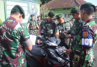 Dandenma Menarmed 2 Kostrad Mayor Arm Sumarsono cek kendaraan anggota, Kamis (4/4)