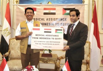 Kepala BNPB Letjen TNI Suharyanto saat menyerahkan bantuan kemanusiaan RI untuk Palestina di Mesir