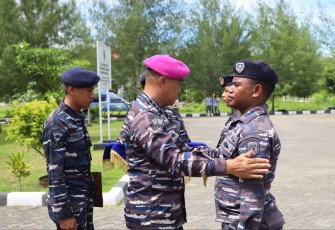 Dandenma Koarmada III Kolonel (Mar) Endrawan Rahmania memberikan ucapan selamat kenaikan pangkat prajuritnya, Kamis (4/4)