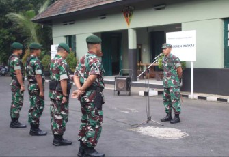 Danmenarmed 2 Kostrad Letkol Arm Siswo Budiarto saat apel luar biasa, Jum'at (5/4)