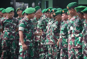 Dandim 0805/Ngawi Letkol Arm Didik Kurniawan memberikan arahan prajuritnya cuti lebaran, Jum'at (5/4)