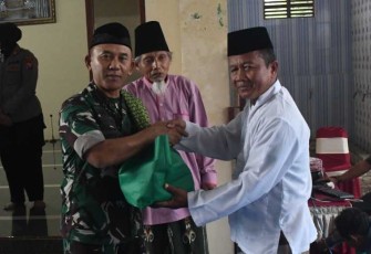 Danrem 081/DSJ Kolonel Inf H. Sugiyono memberikan bingkisan Jum'at berkah