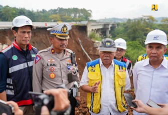 Menteri PUPR Basuki Hadimuljono saat memberikan keterangan pers di lokasi longsor ruas Cigombong - Cibadak  