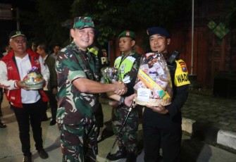 Dandim 0803/Madiun Letkol Inf Meina Helmi saat memberikan bingkisan lebaran 