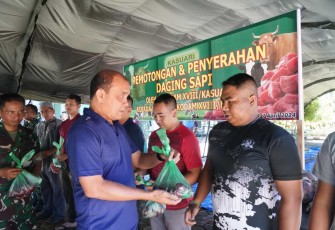 Pangdam XVIII Kasuari Mayjen TNI Ilyas Alamsyah saat menyerahkan daging 