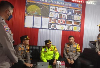 Kapolda Jabar Irjen Pol Akhmad Wiyagus saat menerima pemaparan anggota pospam Cijeruk Polres Bogor, Minggu (7/4)