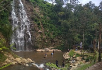 Obyek wisata air terjun Ngargoyoso Waterfall, di Desa Ngargoyoso, Kecamatan Ngargoyoso, Kabupaten Karanganyar