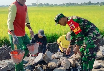 Kerja bakti bangun saluran air di wilayah desa binaan 