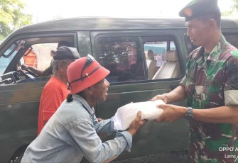 Kabintal Rem 081/DSJ Kapten Inf Sondra saat menyalurkan zakat fitrah 