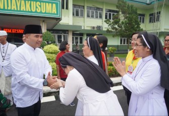 Danrem 071/Wijayakusuma Kolonel Czi M Andhy Kusuma saat bermaaf-maafan usai sholat ied, Rabu (10/4)