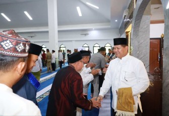 Pangkoarmada III Laksamana Muda TNI Hersan bermaaf-maafan usai sholat ied