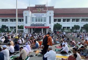 Pelaksanaan sholat Idul Fitri di Kota Surabaya 