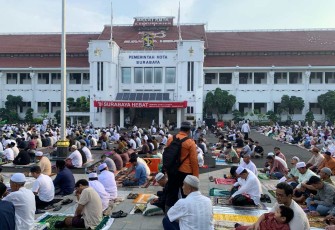 Pelaksanaan sholat Idul Fitri di Kota Surabaya 